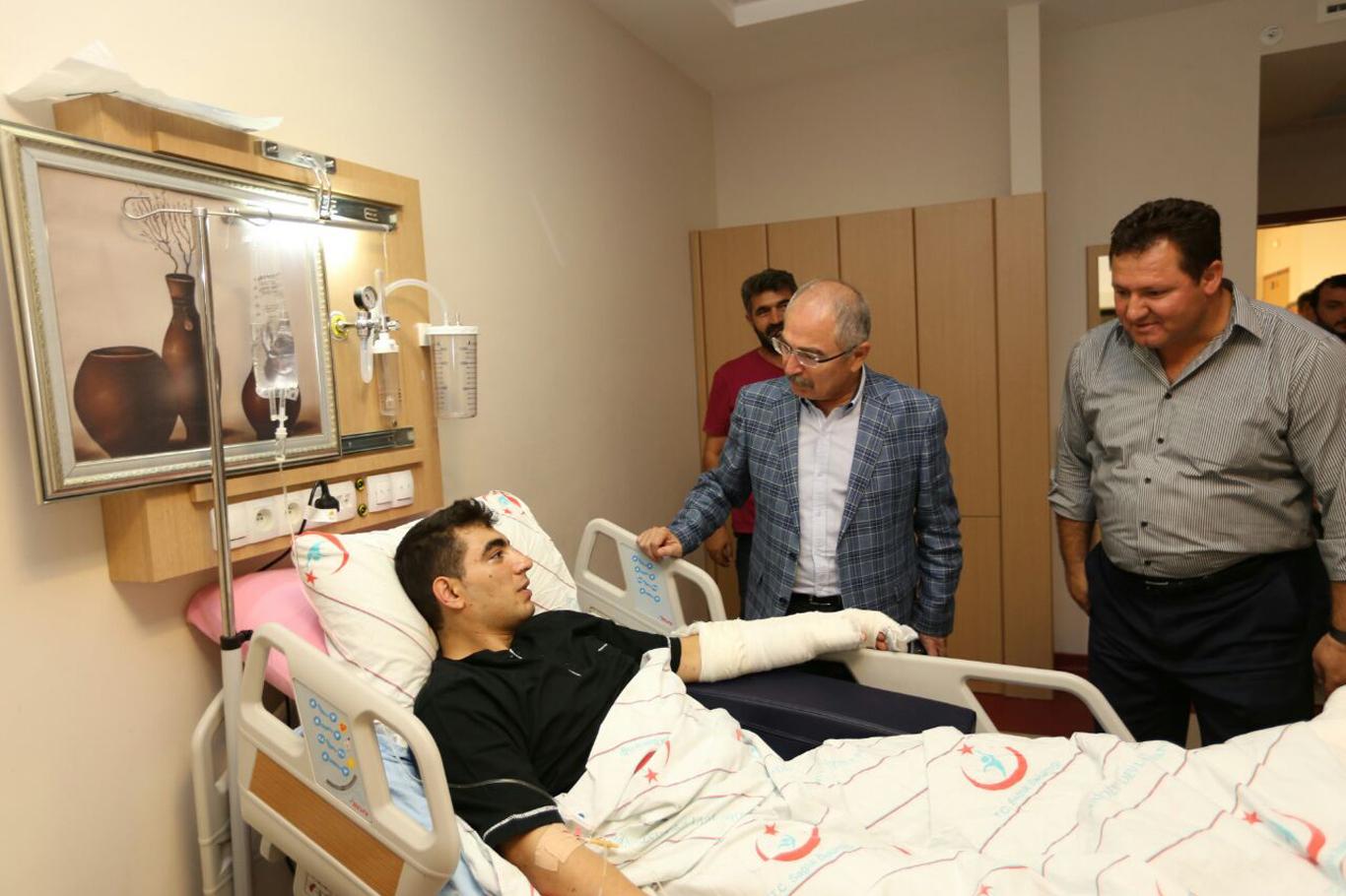 Mardin Valisi Yaman’dan yaralıya ziyaret Mardin Valisi Yaman’dan yaralıya ziyaret